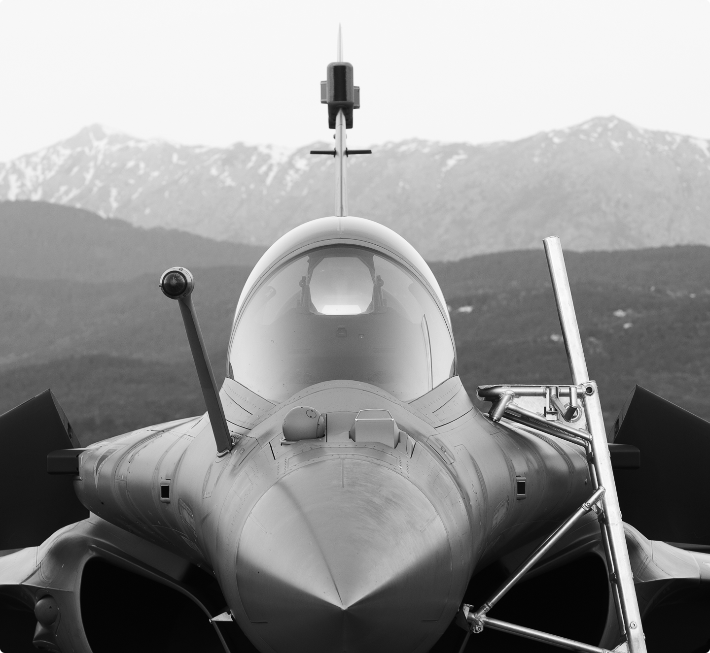 avion de chasse entouré de montagnes