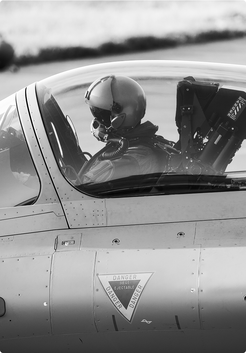 pilote dans un cockpit d'avion de chasse